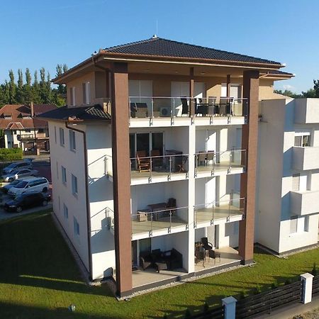 Laguna Beach Apartmanok Siofok Ngoại thất bức ảnh