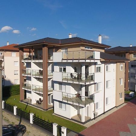 Laguna Beach Apartmanok Siofok Ngoại thất bức ảnh