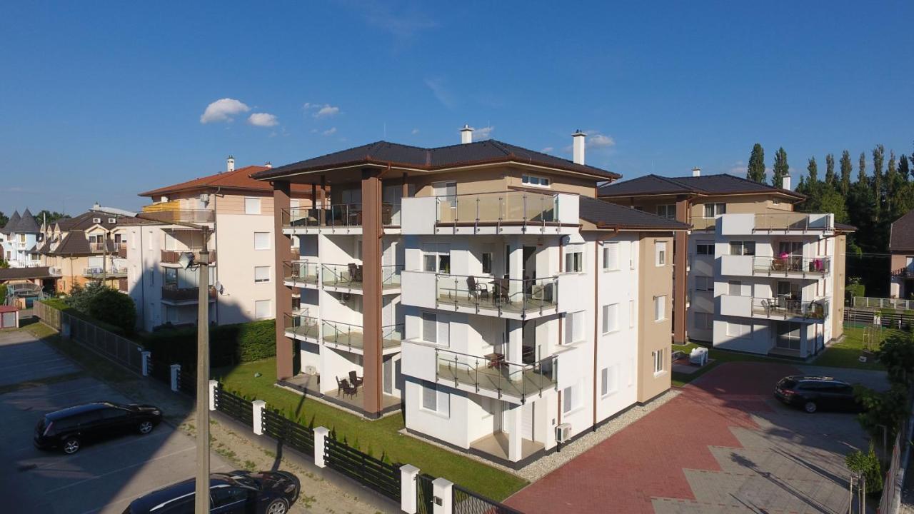 Laguna Beach Apartmanok Siofok Ngoại thất bức ảnh